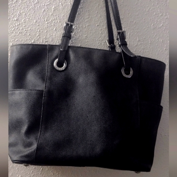 Michael Kors handbag black side pockets. Make an offer 💞 - Picture 5 of 6